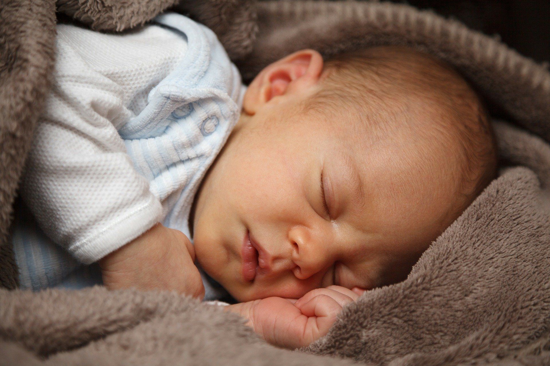 Wodniak jądra u niemowlaka – jakie są przyczyny, jak się objawia i jak leczyć?