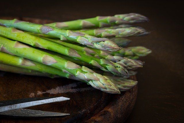 Szparagi z parmezanem i płatkami migdałów – bezglutenowy obiad i przekąska 