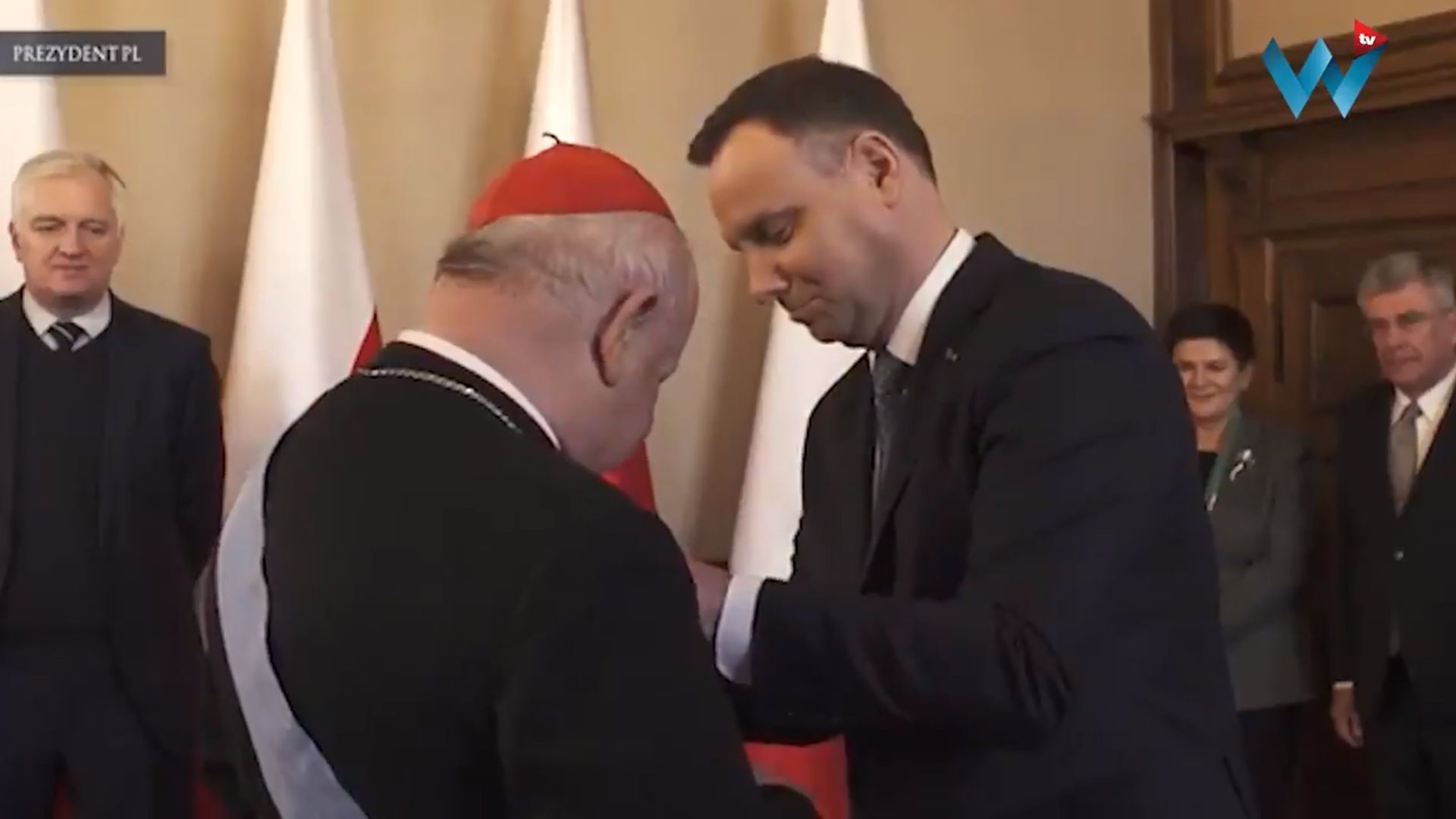 Andrzej Duda nadaje odznaczenie Order Orła Białego kard. Dziwiszowi