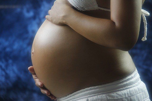 Ciąża pozamaciczna może być bardzo niebezpieczna. Jakie daje objawy?