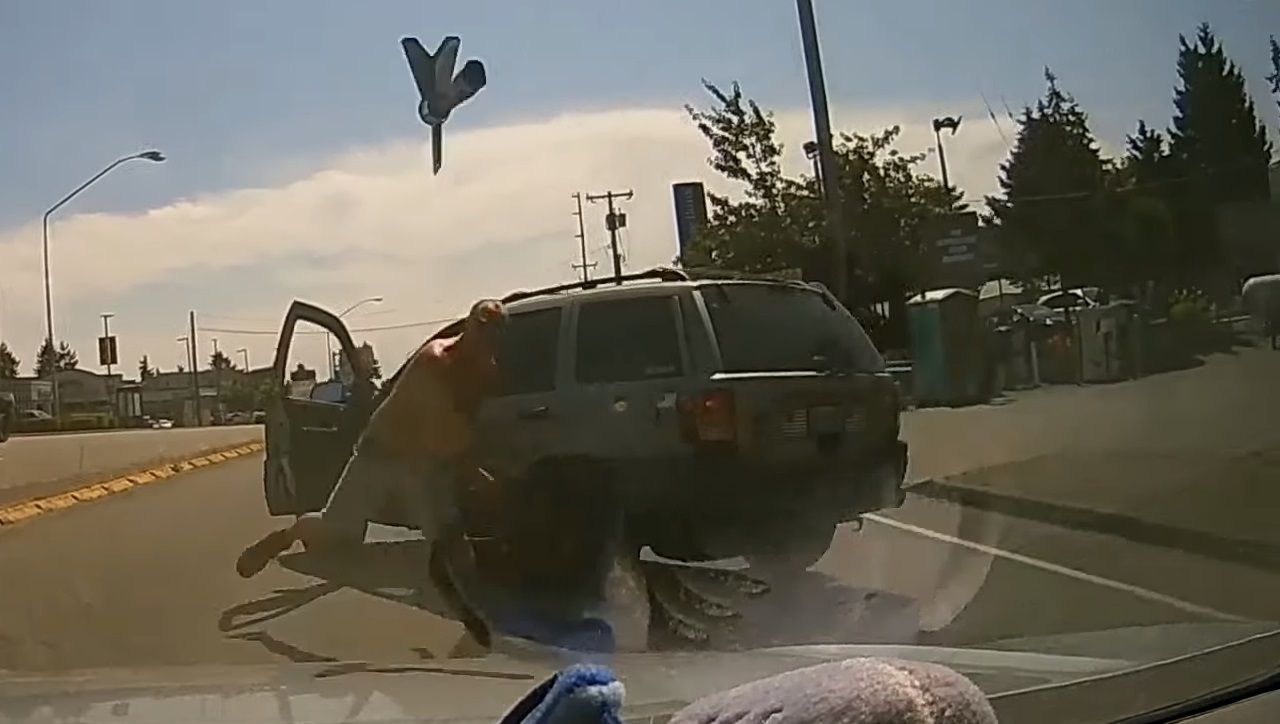 Agresywny mężczyzna zaatakował innego kierowcę kilofem - Wideo
