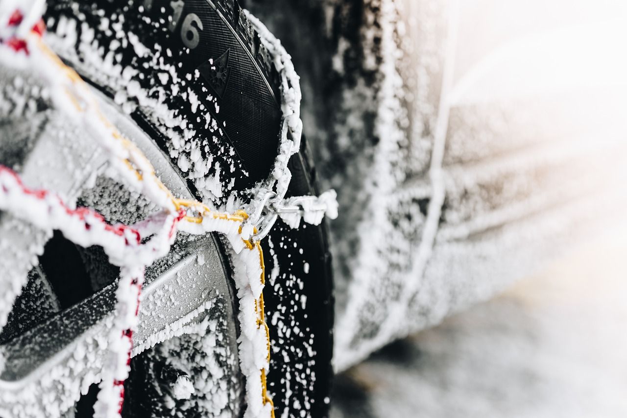 Łańcuchy śniegowe – jak dobrać, kiedy używać, jak zakładać?