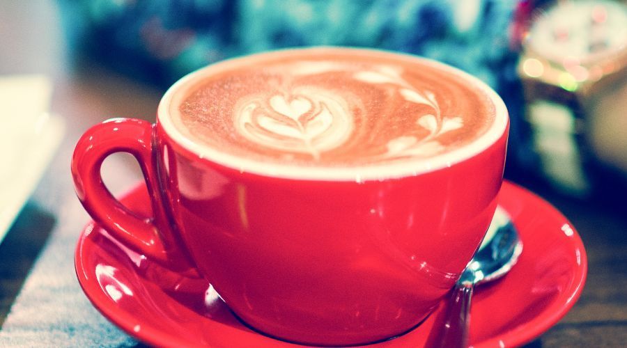 Dlaczego warto dodać do kawy kurkumę? Zalety zachwycają