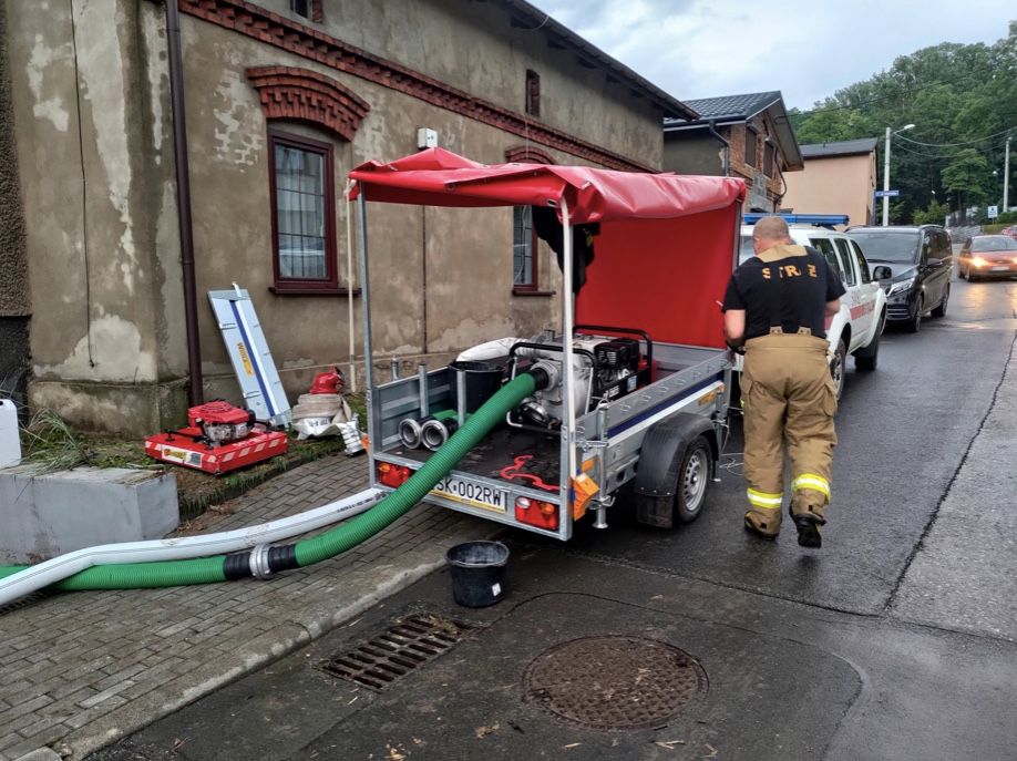 Pompy wypompowujące wodę działają bez przerwy