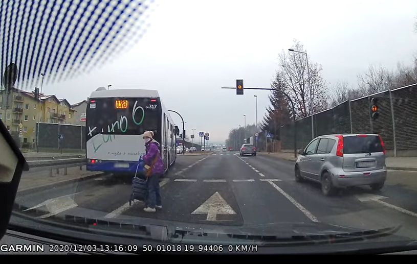 Wideo - kobieta chciała wsiąść do autobusu