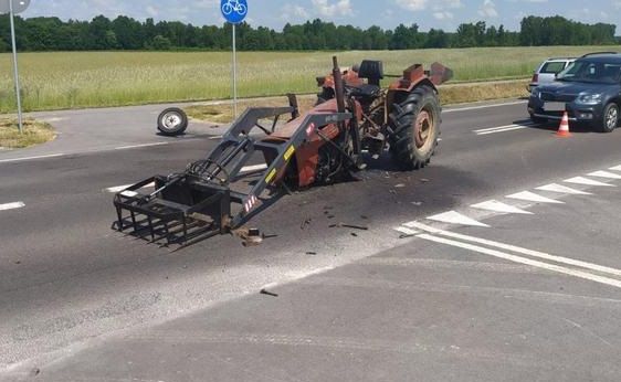 BMW skosiło przednią oś w traktorze. 21-latka wyprzedzała na zakazie