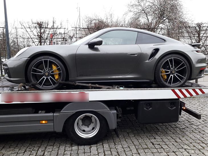 Policja przejęła warte niemal milion Porsche oszusta