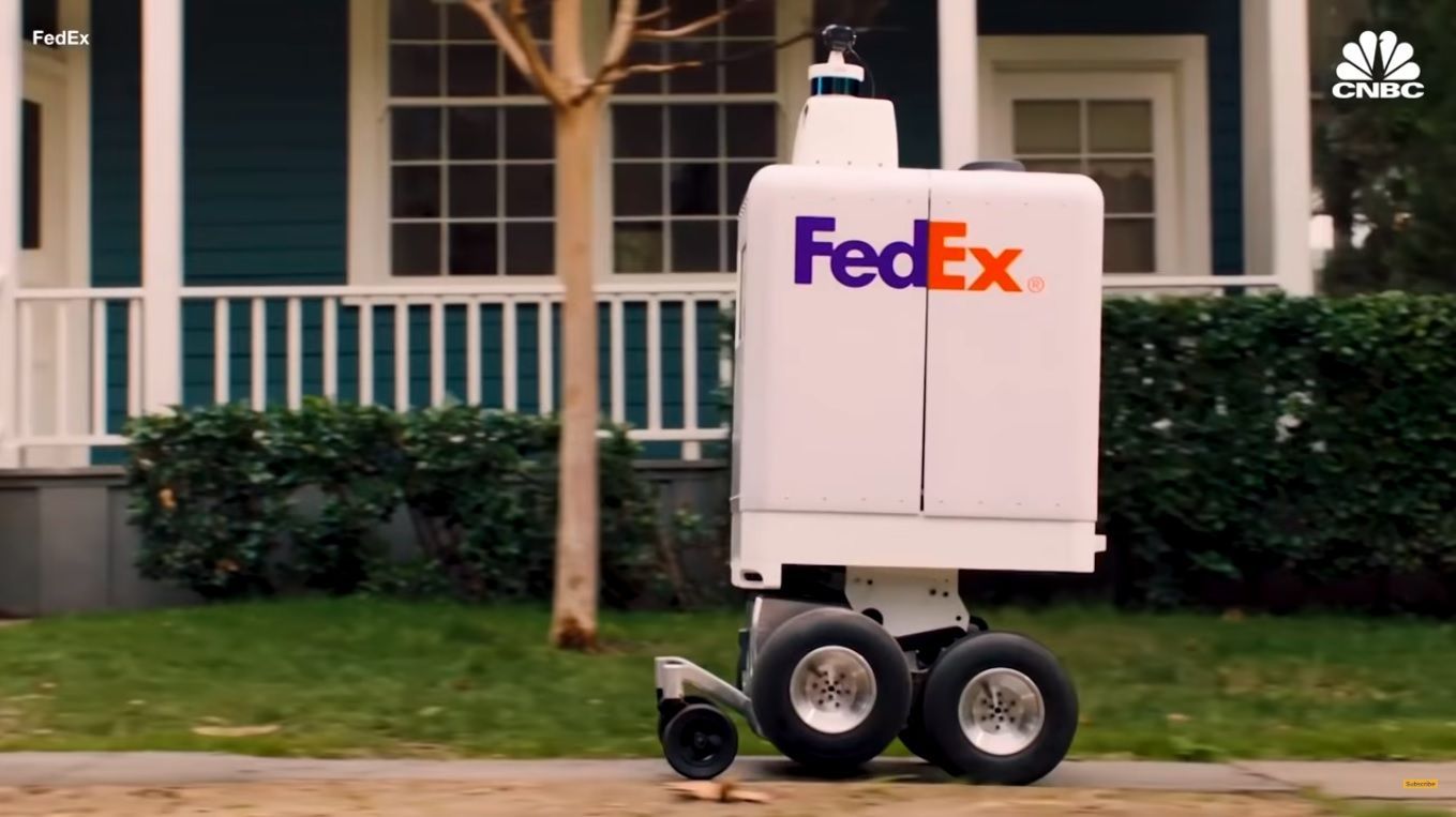 Robot kurierski FedEx jadący chodnikiem