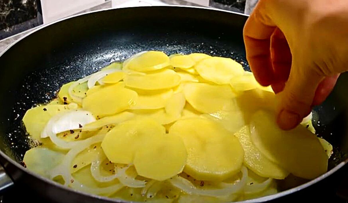 Weź 3 ziemniaki, cebulę i ser. Pyszny obiad zrobisz w 10 minut
