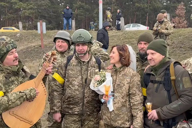 Ślub na froncie. Dwoje żołnierzy wzięło udział w nietypowej ceremonii