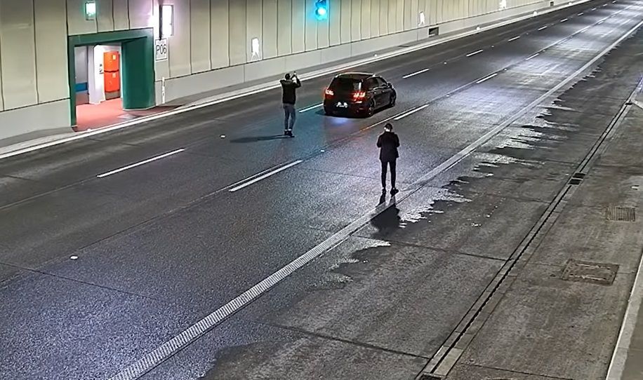 Nieodpowiedzialni kierowcy zatrzymywali się w tunelu, by robić zdjęcia