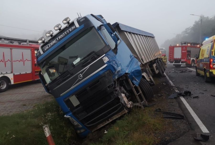 Wielkopolska: Tragiczny wypadek na dk 11. Osobówka wjechała wprost pod ciężarówkę, kierowca nie miał żadnych szans