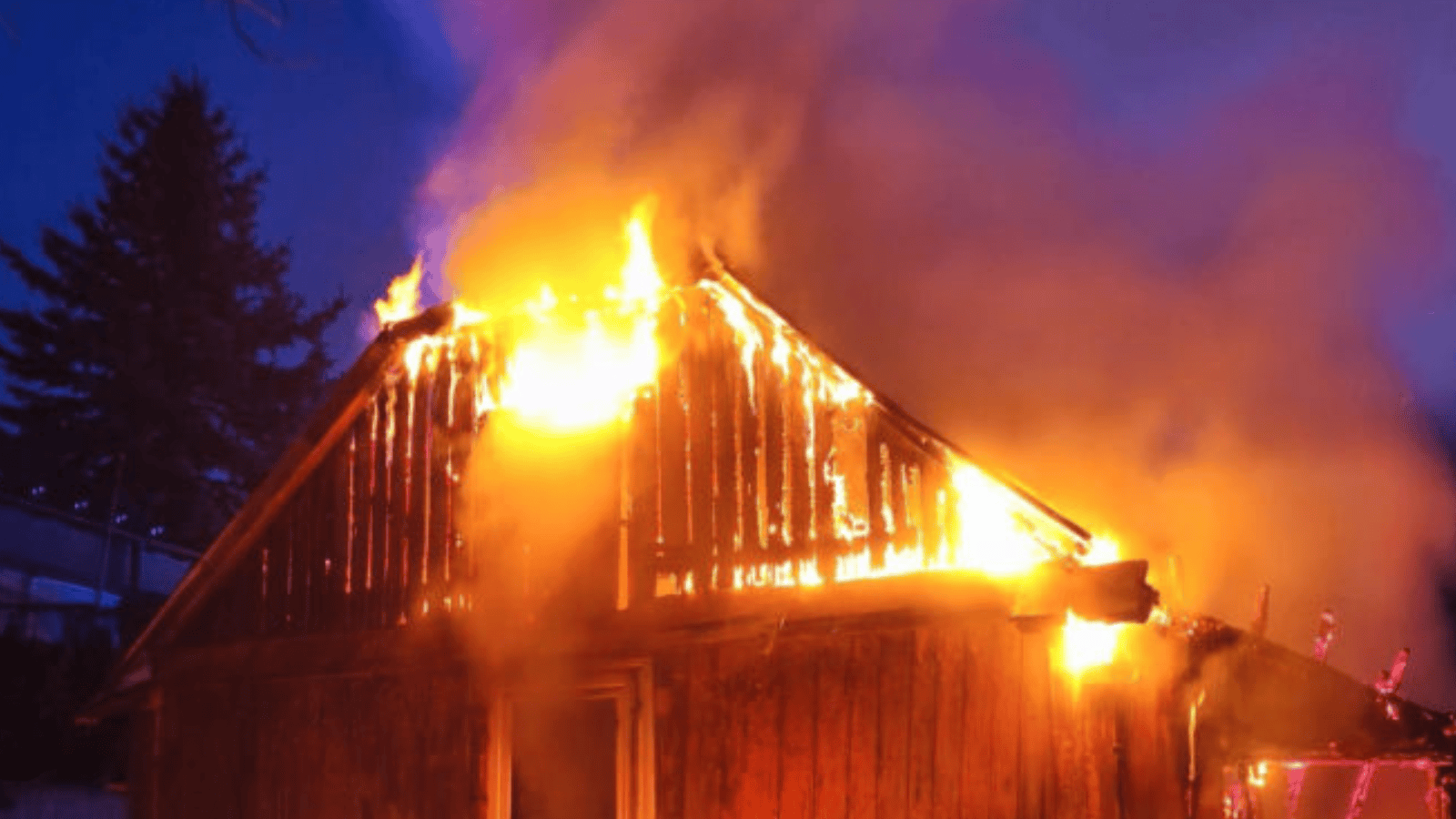 Koszmar w środowy poranek. Nie żyją trzy osoby, ogień strawił cały budynek. Trwa dramatyczna akcja służb