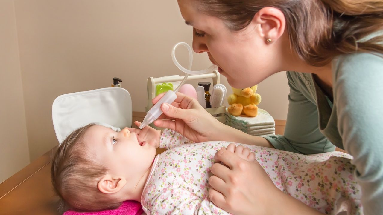 czyszczenie nosa niemowlęcia