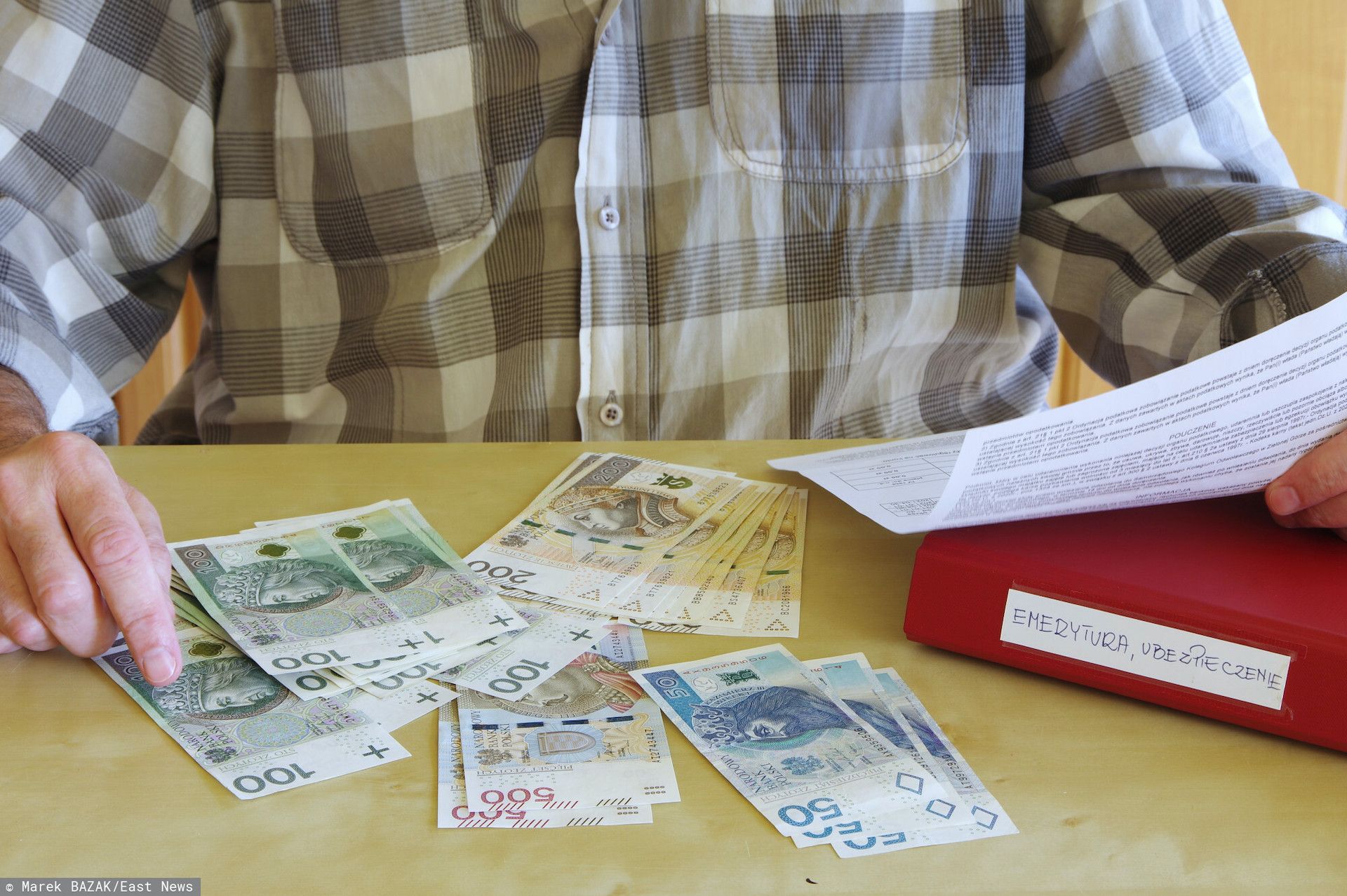 Polacy i poseł PiS apeluje o wypłacenie najbiedniejszym seniorom 15. emerytury