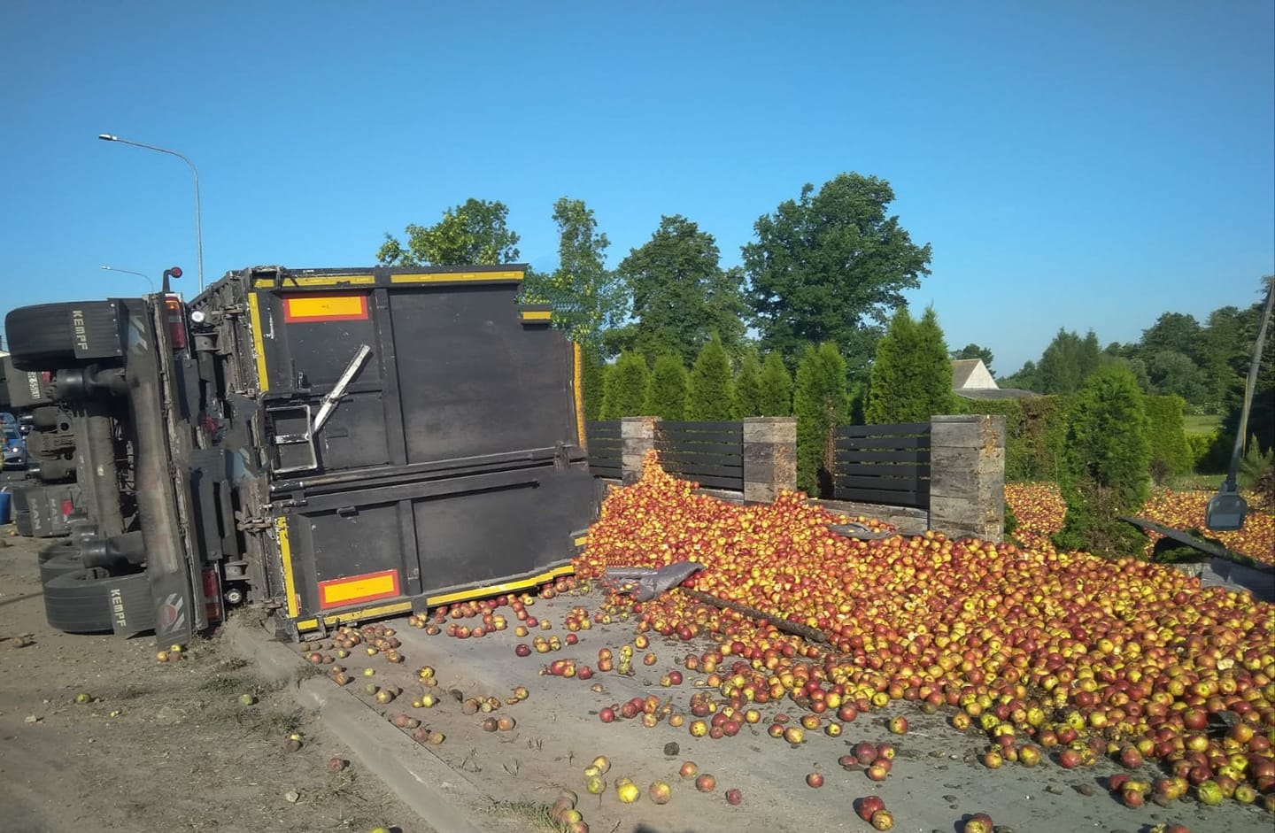 Pijany kierowca wywrócił ciężarówkę z jabłkami. Owocem zablokowały pas