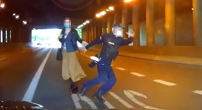 Policjant zostawił kobietę na jezdni