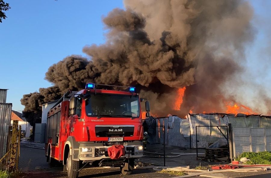Lubuskie: Pożar w fabryce mebli w miejscowości Łąkie. Z żywiołem walczy 70 ratowników