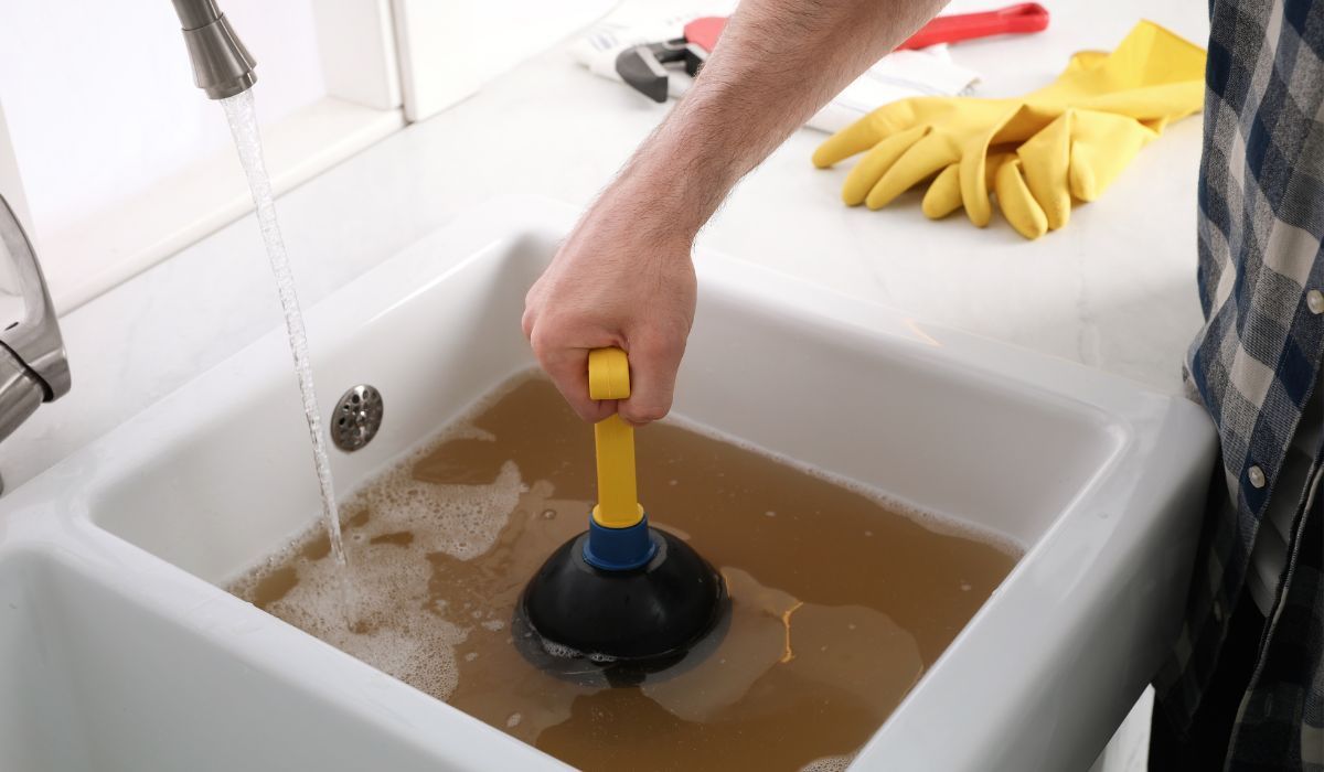 Nikt nie mówi o tej metodzie czyszczenia rur w łazience. Jest zupełnie darmowa i banalnie prosta
