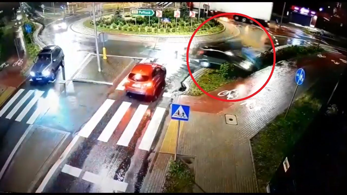 Pijany kierowca zjechał z ronda w nietypowy sposób. 