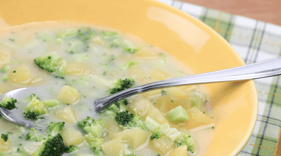 Zupa brokułowa z parmezanem