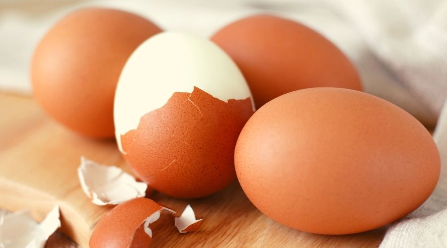 Jak szybko obrać jajka na twardo?