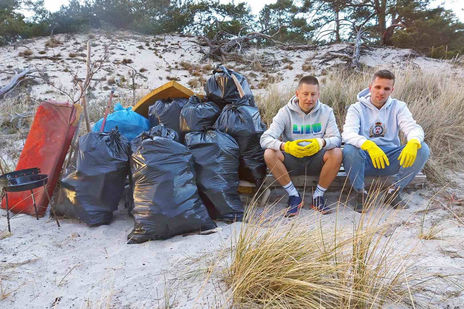 Turyści wypoczywali, a bohaterowie zbierali śmieci