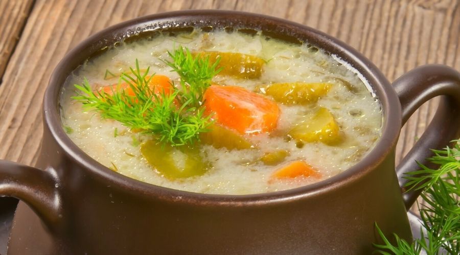 Dlaczego warto dodać ziemniaka do zupy ogórkowej