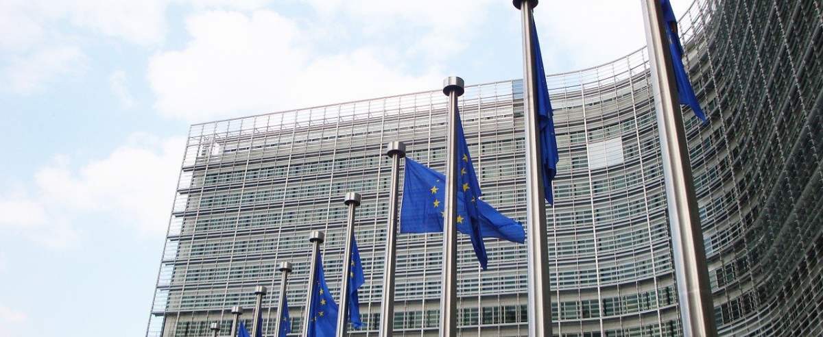 Siedziba Komisji Europejskiej w Brukseli, UE wprowadza nowe podatki w celu zasilenia funduszu odbudowy.