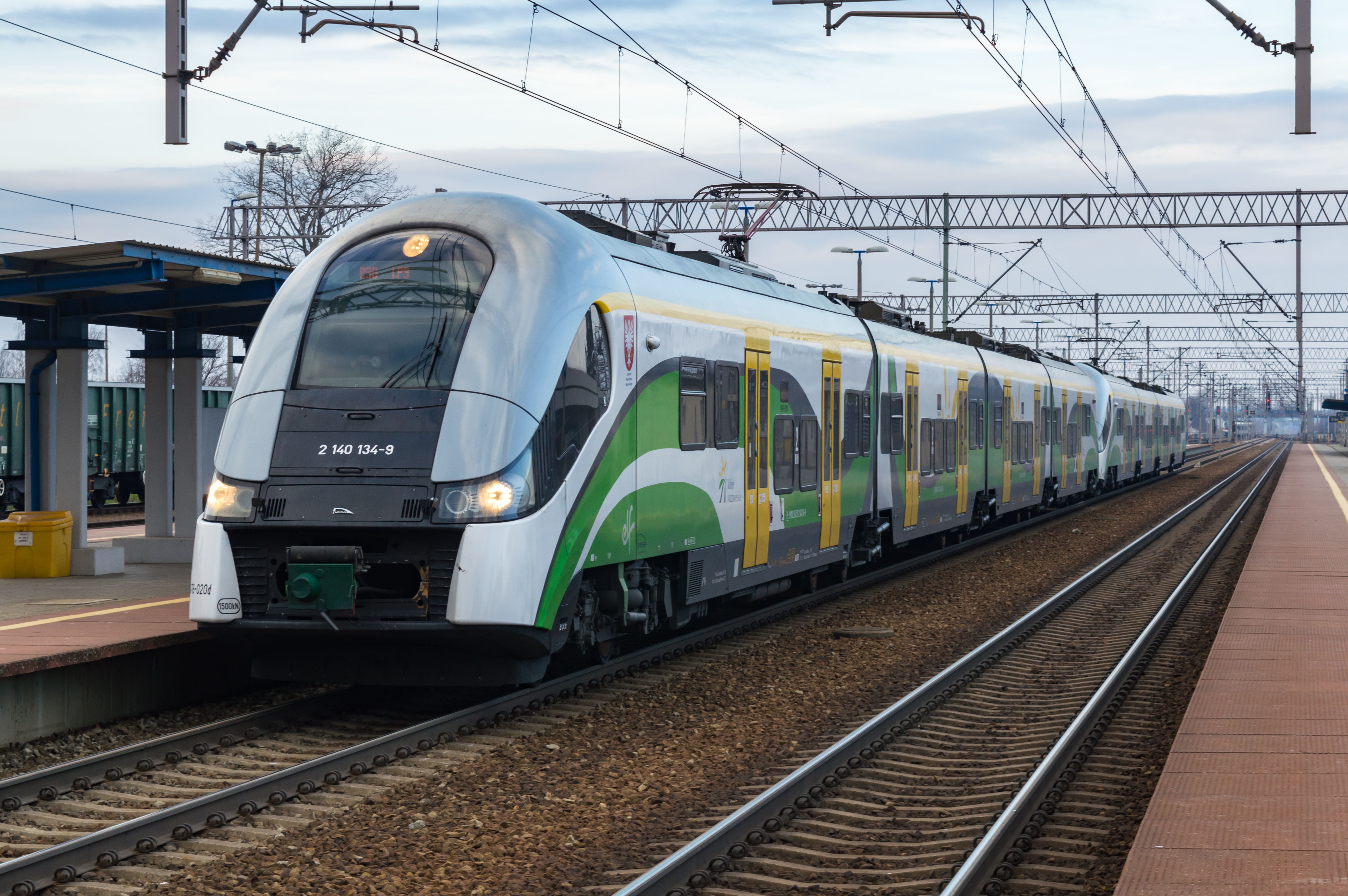 18-latka spadła z dachu pociągu Kolei Mazowieckich. Policjanci ustalili, czy była trzeźwa