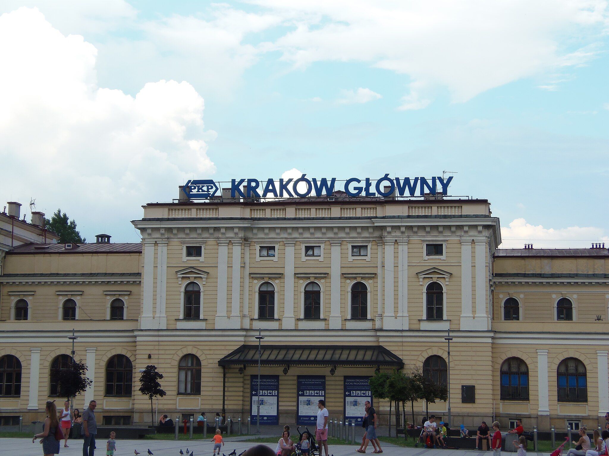 2048px-Kraków_dworzec_główny.jpg