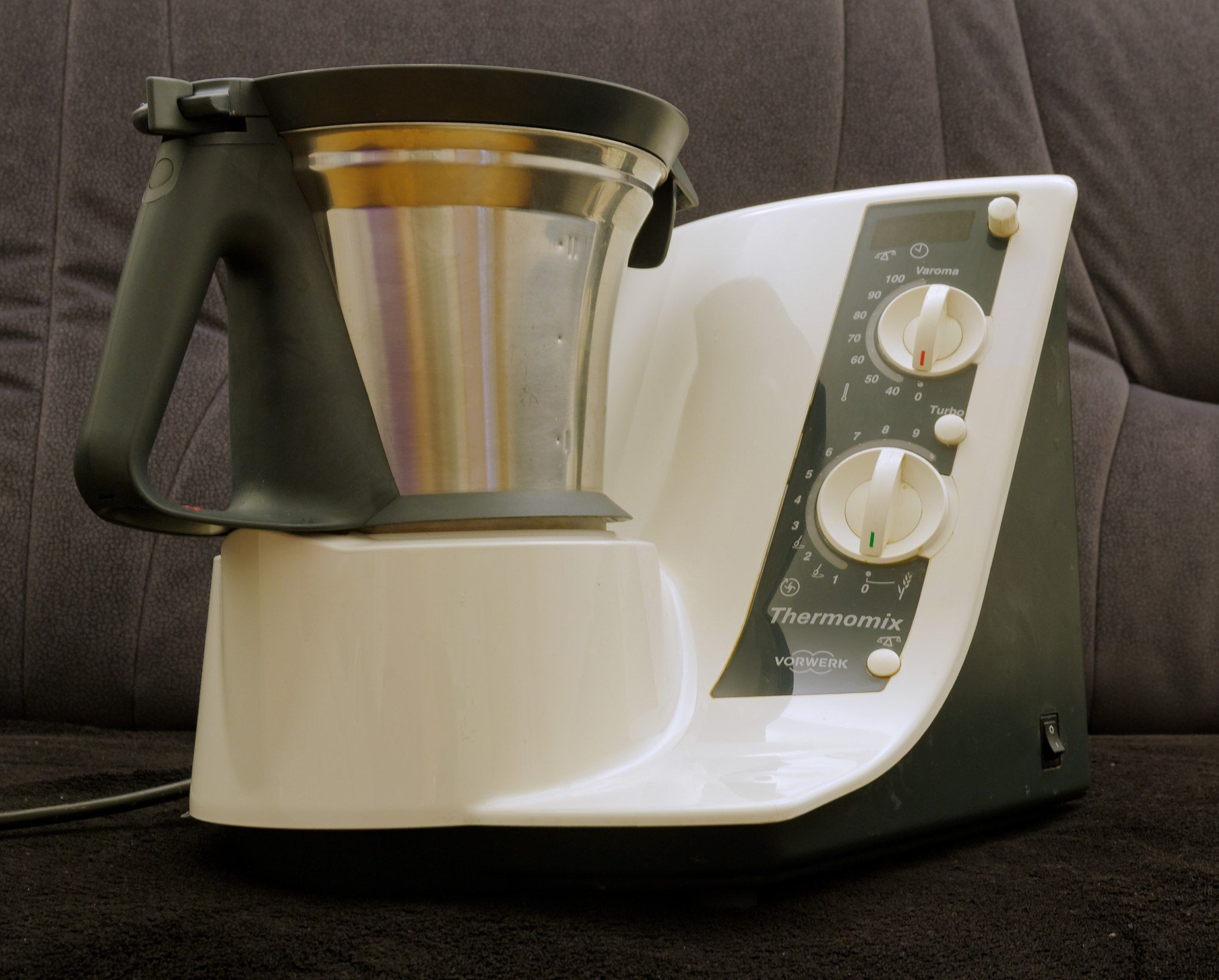 2048px-Thermomix_TM_21.jpg