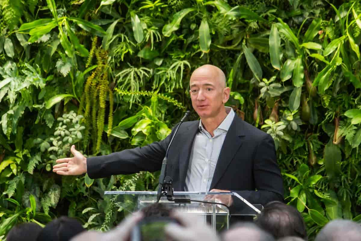 Jeff Bezos przemawia na tle roślinności