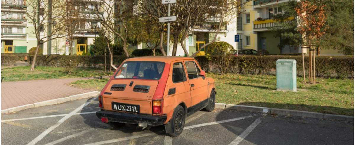 fot: Arkadiusz Ziolek/ East News. Warszawa, Praga Poludnie, Grochow 02.11.2018. n/z Fiat 126p zaparkowany na miejscu dla inwalidy.