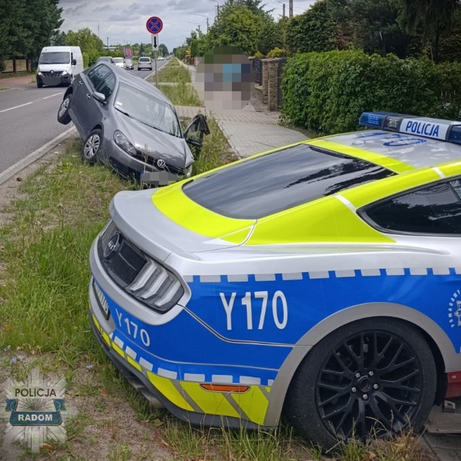 Policyjny Ford Mustang rozbity, na miejscu wciąż pracują służby. Kolizja z Volkswagenem