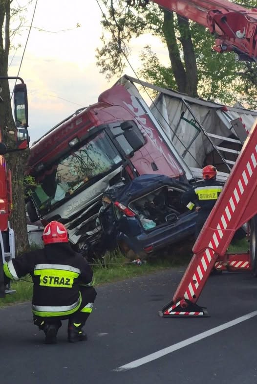 Tragiczny wypadek pod Warszawą. Nie żyje jedna osoba, w akcji wszystkie służby