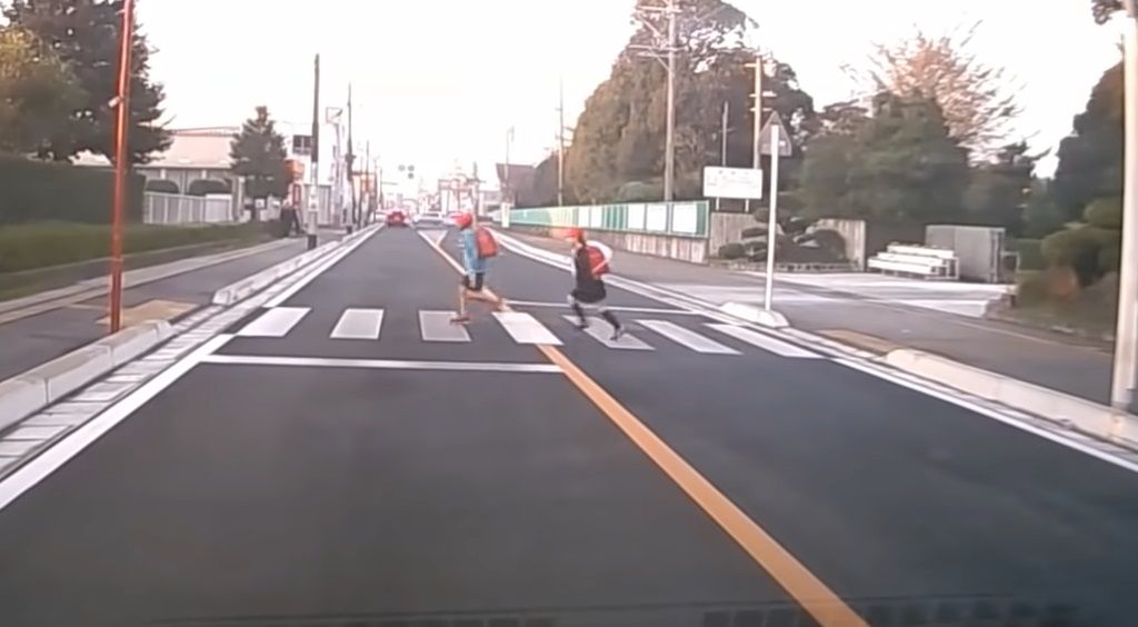 Japońscy uczniowie dają przykład, jak bezpiecznie przejść przez jezdnię