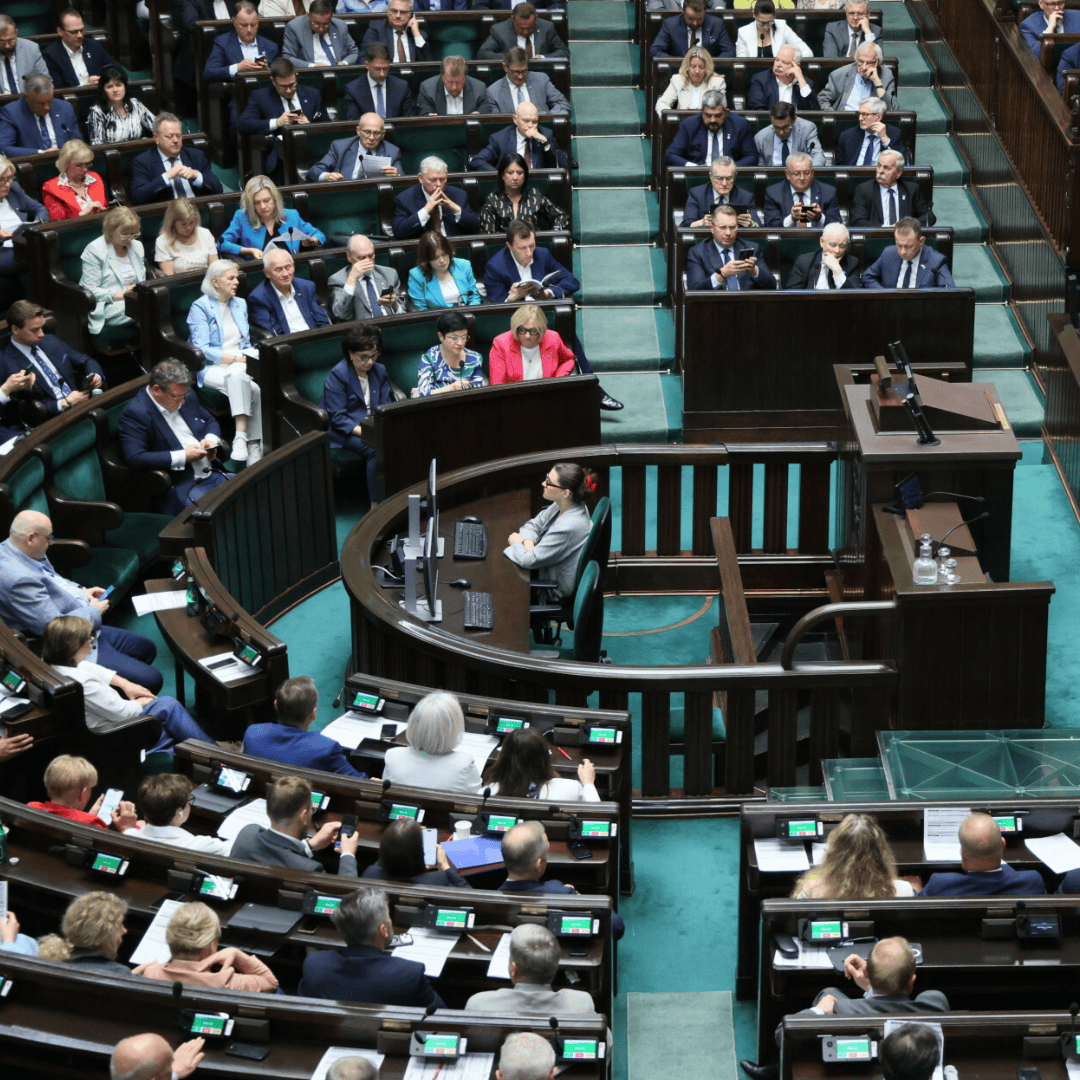 Nowy sondaż partyjny. Złe wieści dla PiS, tak niskiego wyniku nie było od lat