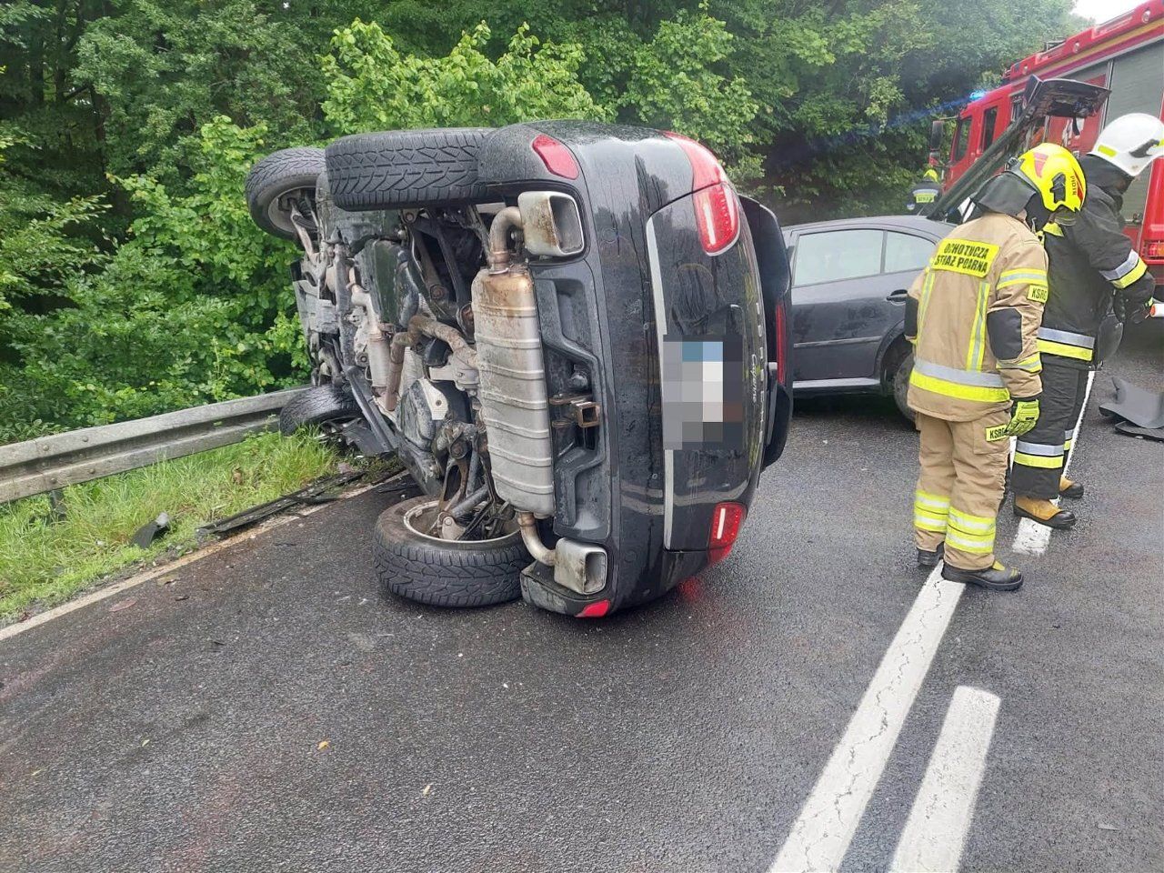Wypadek na drodze krajowej nr 20. Porsche zjechało na przeciwległy pas i zderzyło się ze Skodą