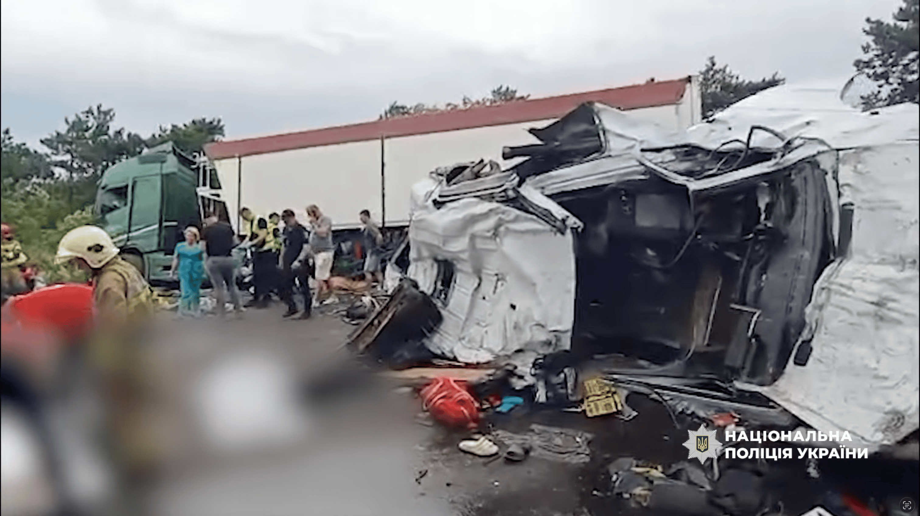 Europa: Bus dachował i został uderzony przez ciężarówkę. 12 osób nie żyje, kilka jest rannych