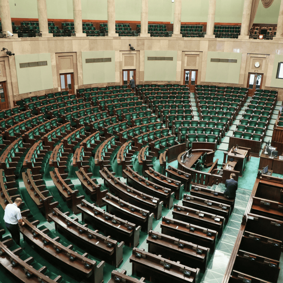 Zawirowania w nowym sondażu. Sześć ugrupowań w Sejmie, KO może mieć kłopot
