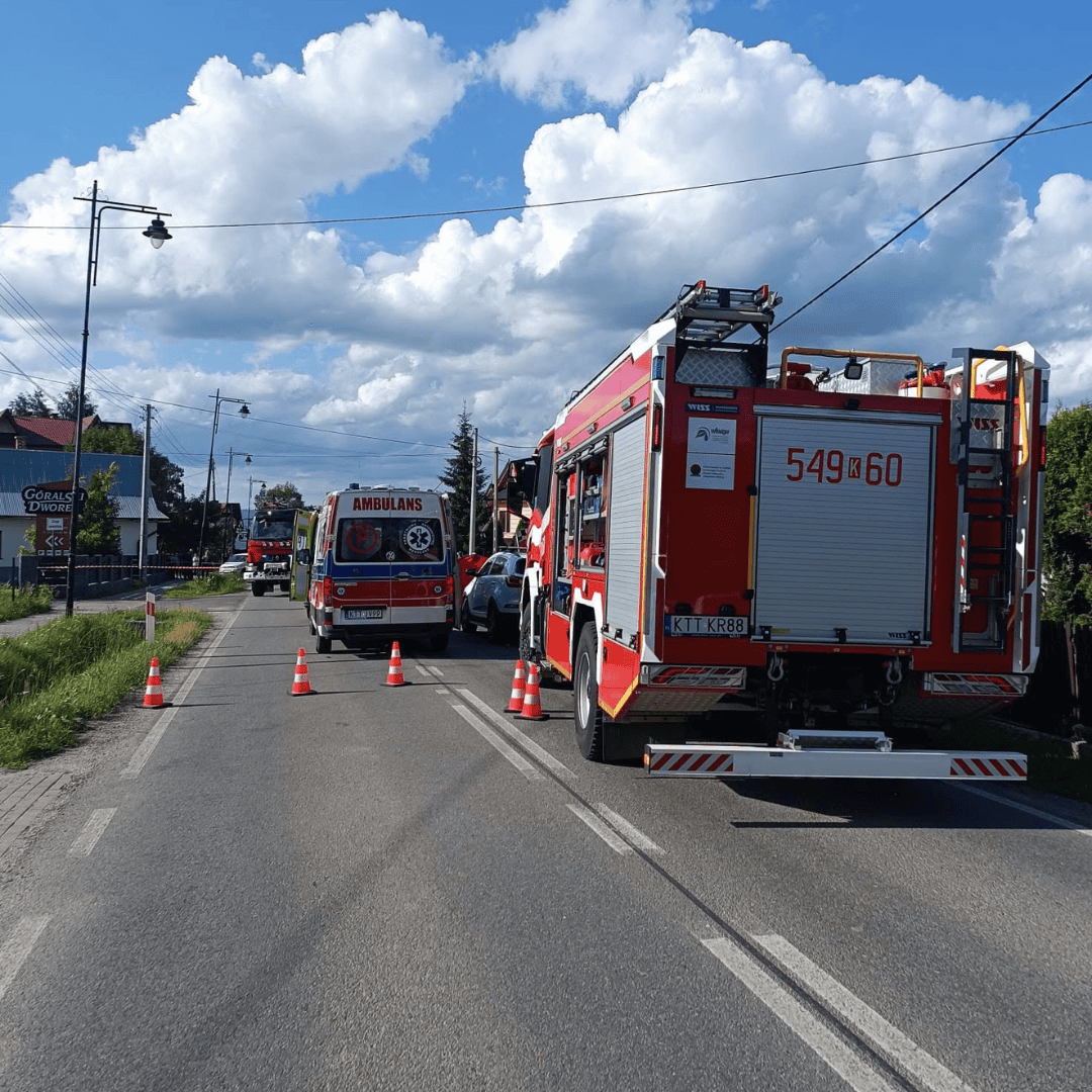Auto zjechało z drogi i uderzyło w płot. Dziecko w ciężkim stanie, droga zablokowana