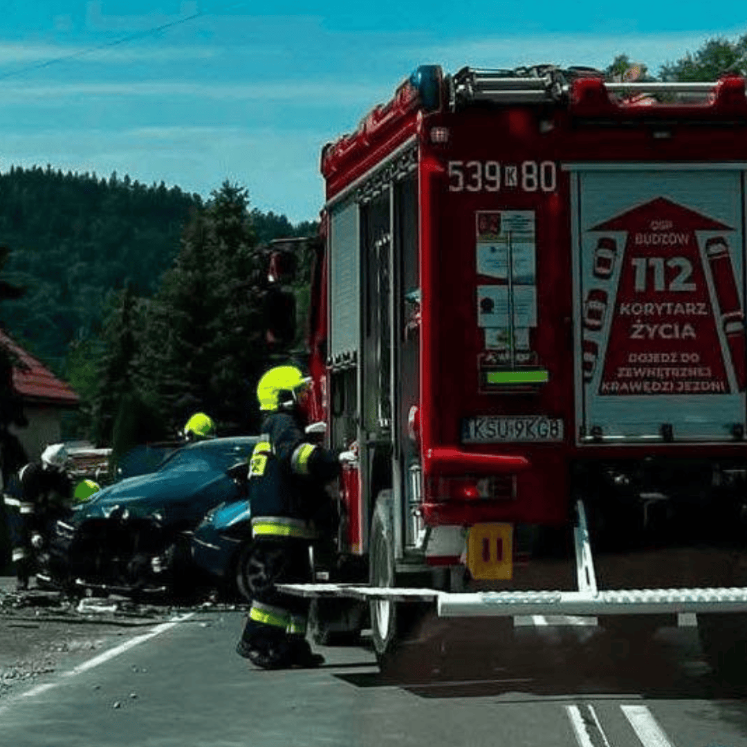 Wypadek na DW956. Cztery osoby poszkodowane, na miejscu LPR