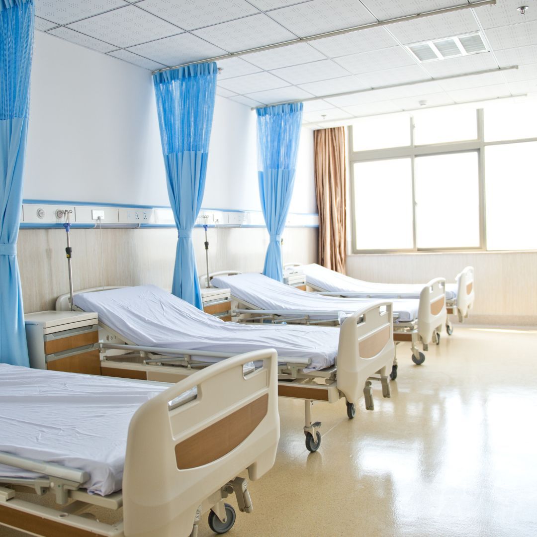 Ile zarabia sanitariusz i jakie musi mieć wykształcenie? I jedno, i drugie może zaskoczyć