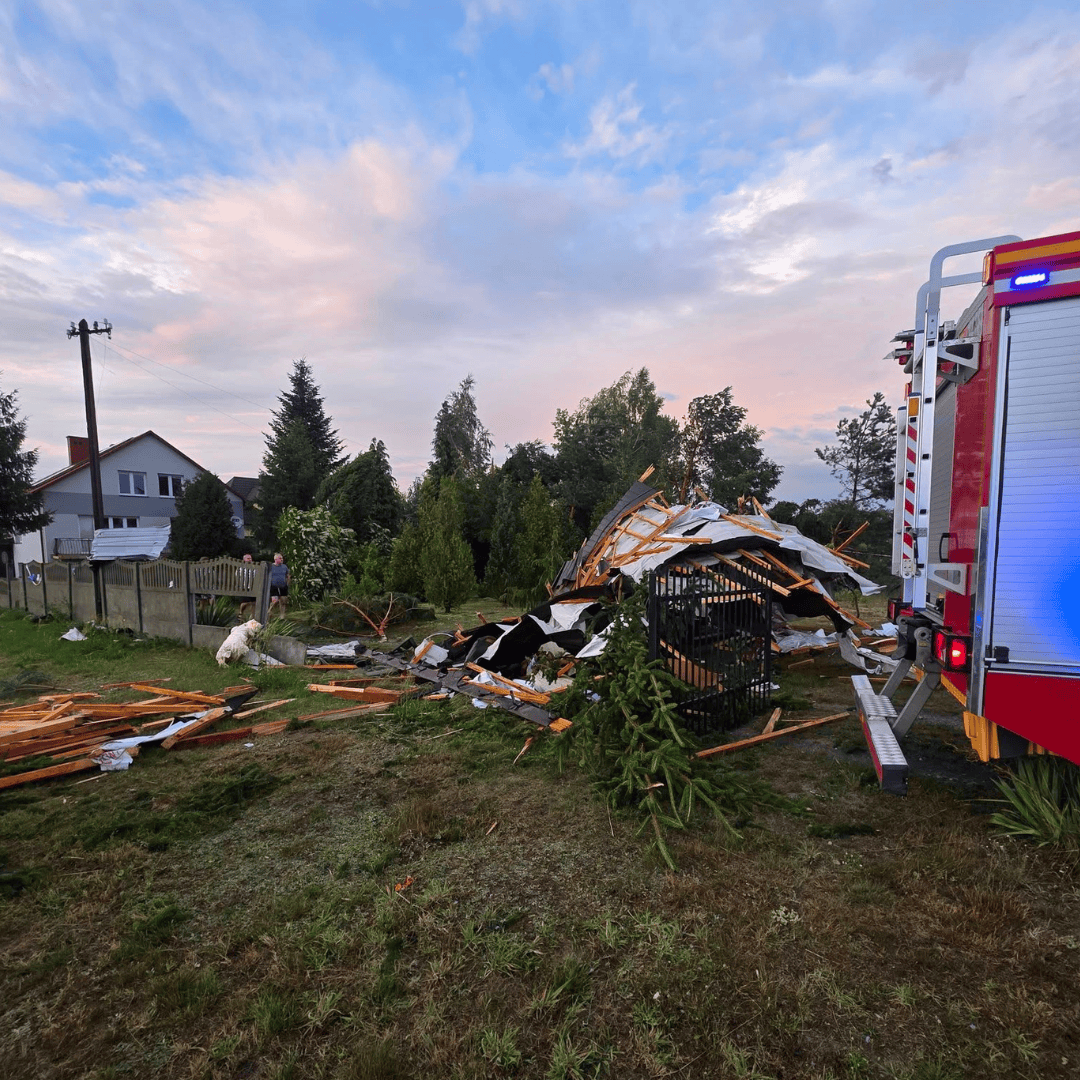 Trąba powietrzna uszkodziła dachy, linie energetyczne i powaliła drzewa. Zdjęcia z woj. świętokrzyskiego