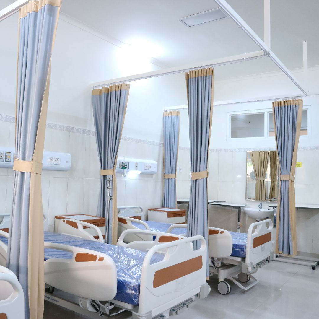 Ile zarabia sanitariusz i jakie musi mieć wykształcenie? I jedno, i drugie może zaskoczyć