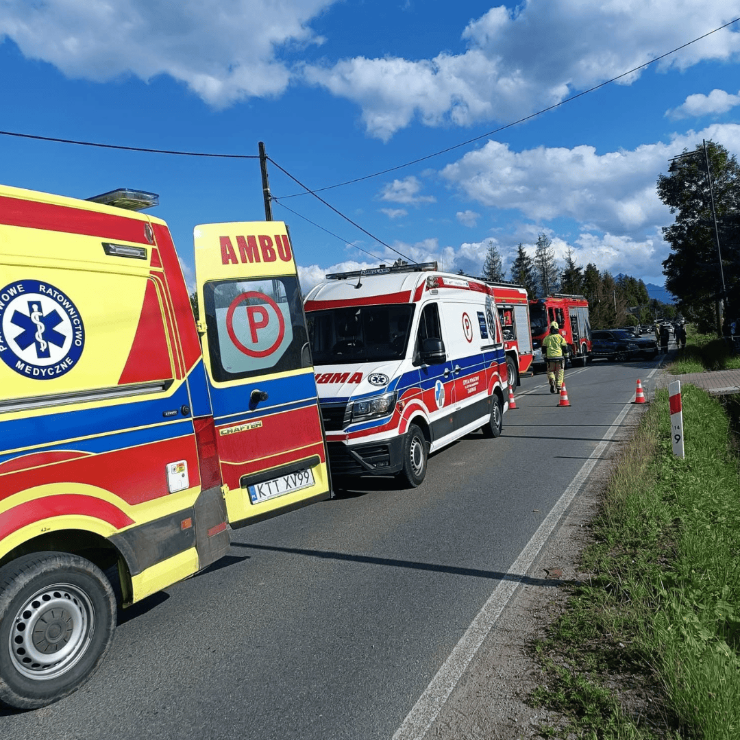 Auto zjechało z drogi i uderzyło w płot. Dziecko w ciężkim stanie, droga zablokowana