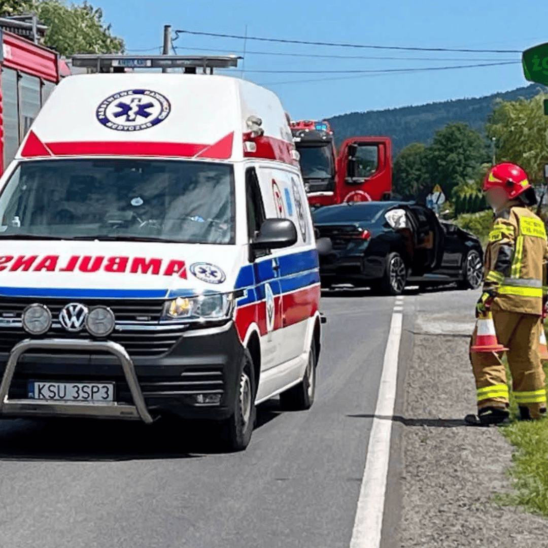 Wypadek na DW956. Cztery osoby poszkodowane, na miejscu LPR
