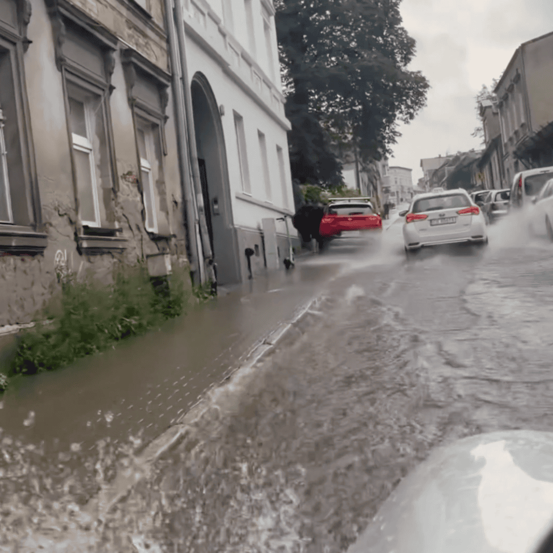 Burza nad Bydgoszczą. Woda zalała ulice i utrudniła ruch