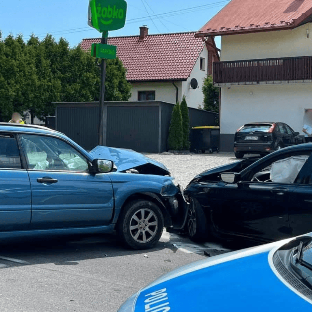 Wypadek na DW956. Cztery osoby poszkodowane, na miejscu LPR
